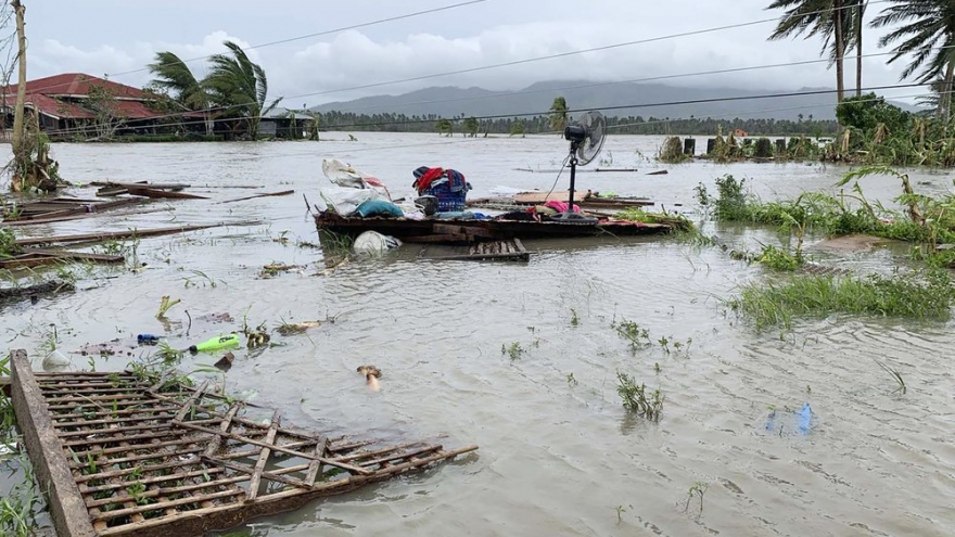 Nhiều khu vực của Philippines chìm trong biển nước khi bão Molave quét qua