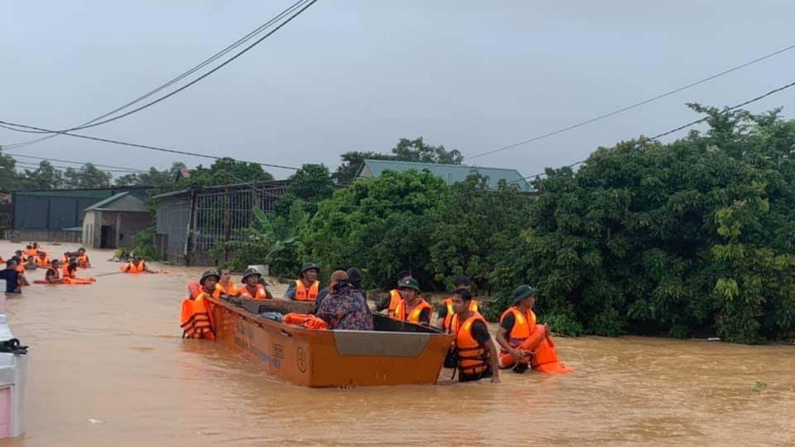 Miền Trung dùng xuồng, cano sơ tán dân vùng ngập lụt