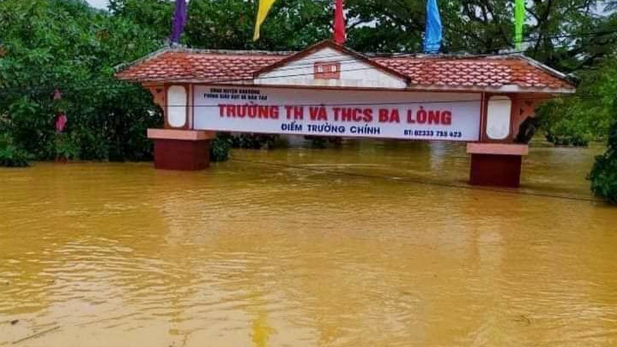 Quảng Bình, Quảng Trị căng mình chống lũ: Gần chục nghìn nhà dân bị ngập nặng