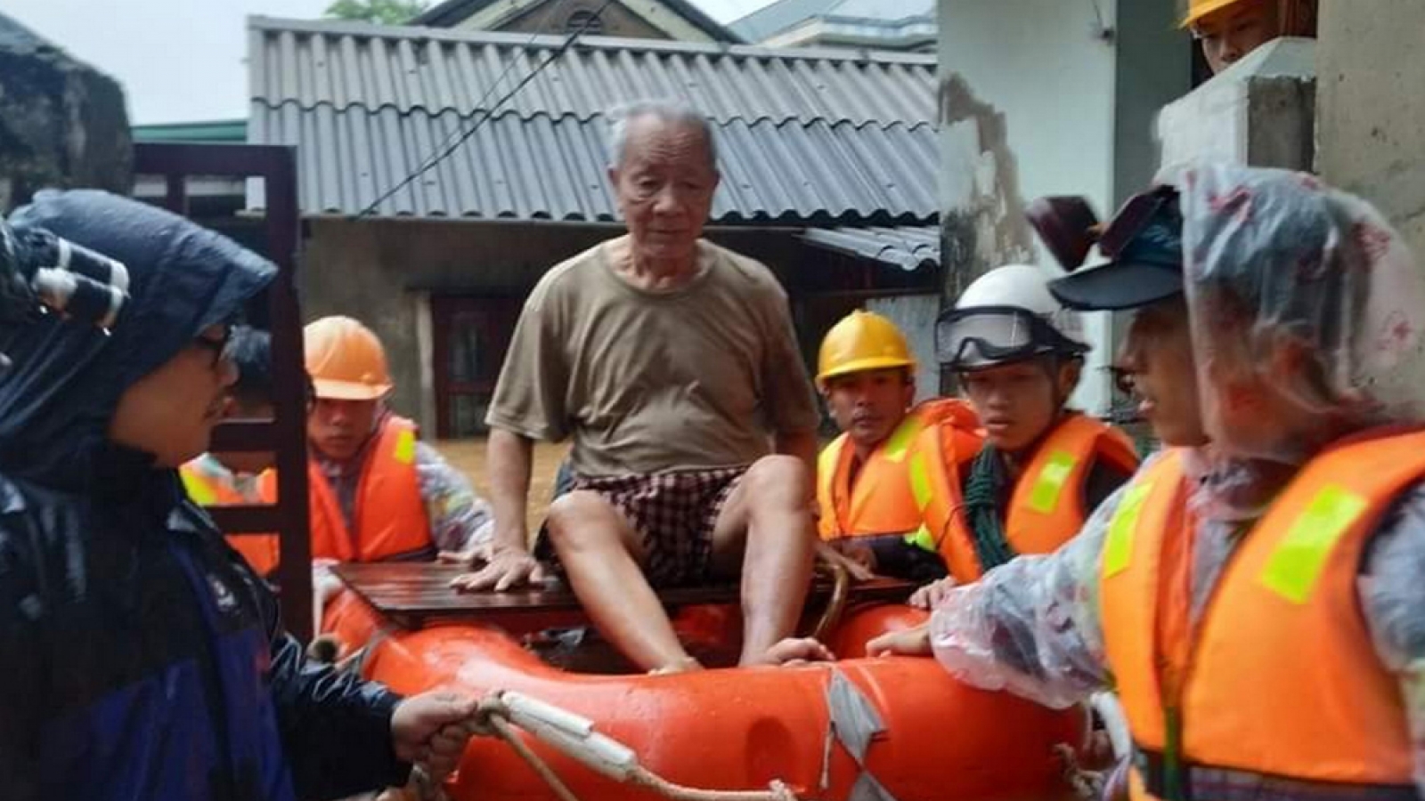 Mưa lũ tại miền Trung- Tây nguyên làm 4 người chết, 8 người mất tích