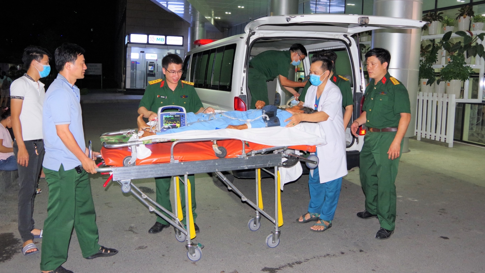 Ngư dân bị đột quỵ trên biển được trực thăng đưa về đất liền điều trị