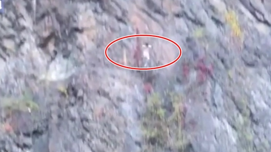 Video: Thót tim trước cú nhảy khỏi vách đá dựng đứng cao 35m