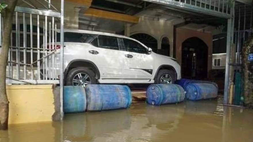 Nhiều cách bảo vệ ô tô độc đáo trong mùa lũ lụt