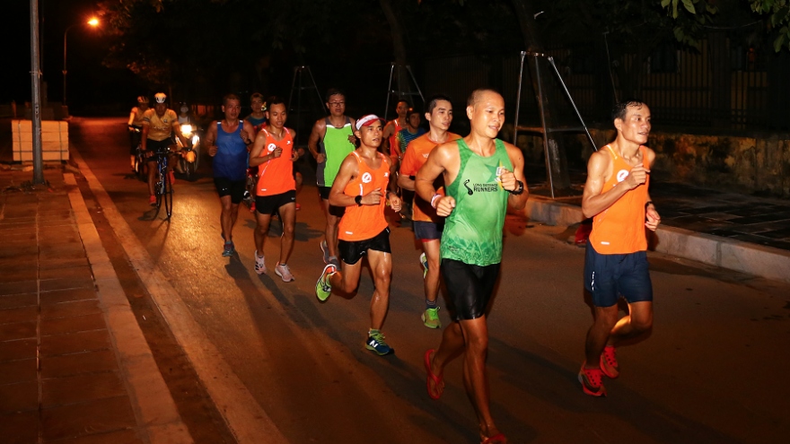 Chạy theo cung đường VPBank Hanoi Marathon ASEAN, thấy một Hà Nội lãng mạn đêm Thu