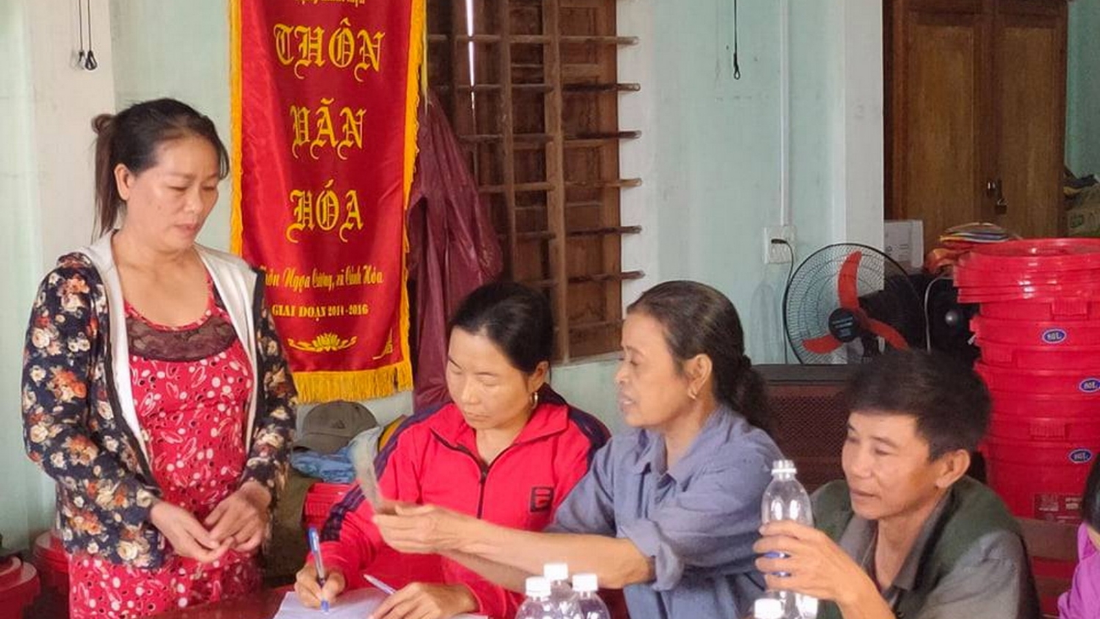 Lãnh đạo thôn Ngọa Cương đã trả lại 69 hộ dân hơn 400 triệu mà Thủy Tiên trao 