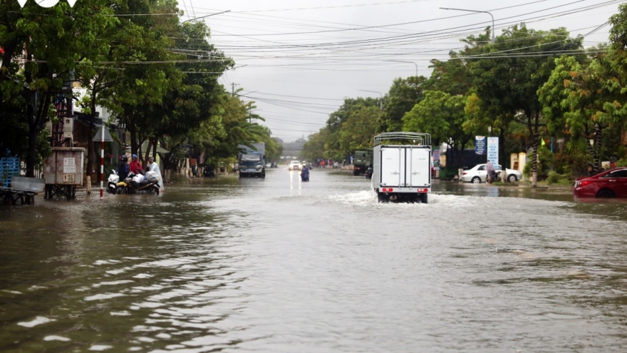 Nước sông Hoài dâng cao phố cổ nguy cơ ngập sâu trong nước