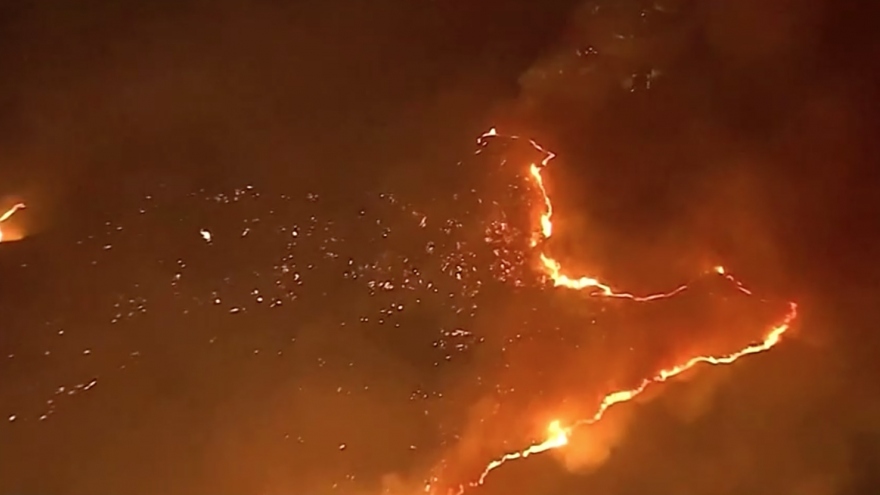 Khoảng 60 nghìn người được yêu cầu sơ tán do cháy rừng lan rộng tại bang California