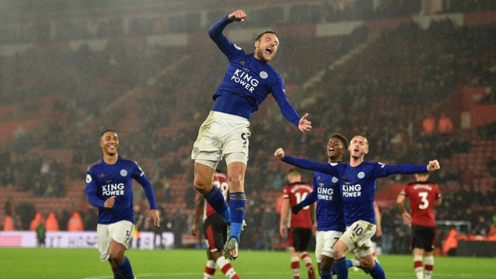 Ngày này năm xưa: Leicester lập kỷ lục không tưởng ở Ngoại hạng Anh 