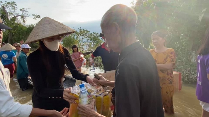 Thủy Tiên lội nước đi cứu trợ người dân vùng lũ ở Thừa Thiên Huế 
