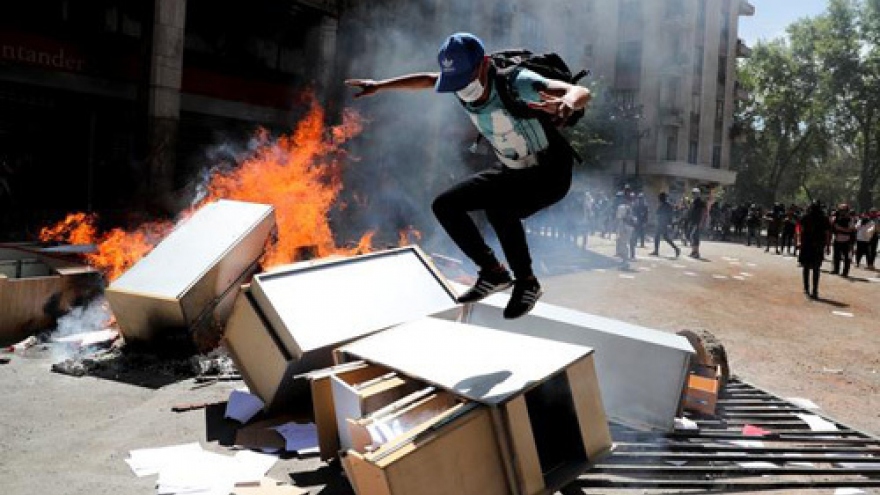 Biểu tình ôn hòa tại Chile bùng phát thành bạo lực