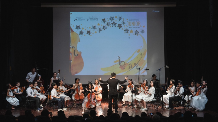 Dàn nhạc Giao hưởng nhí đầu tiên của Việt Nam biểu diễn gây quỹ ủng hộ miền Trung