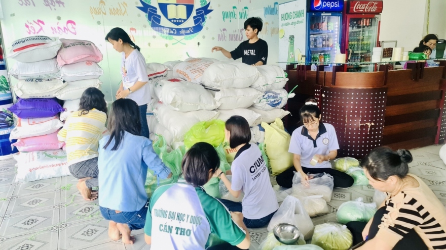 Các đoàn cứu trợ ùn ùn về Hà Tĩnh, lo ngại phân phối không đều