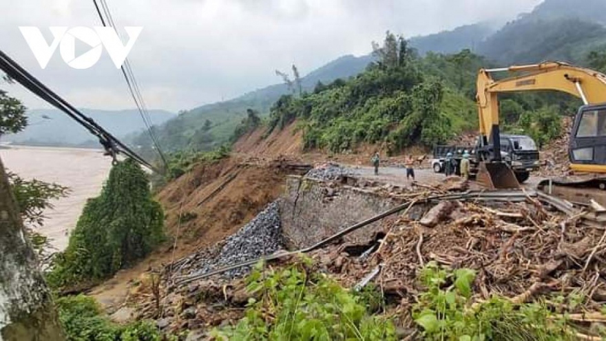 Military forces in distress amid rescue efforts at landslide site in Thua Thien Hue