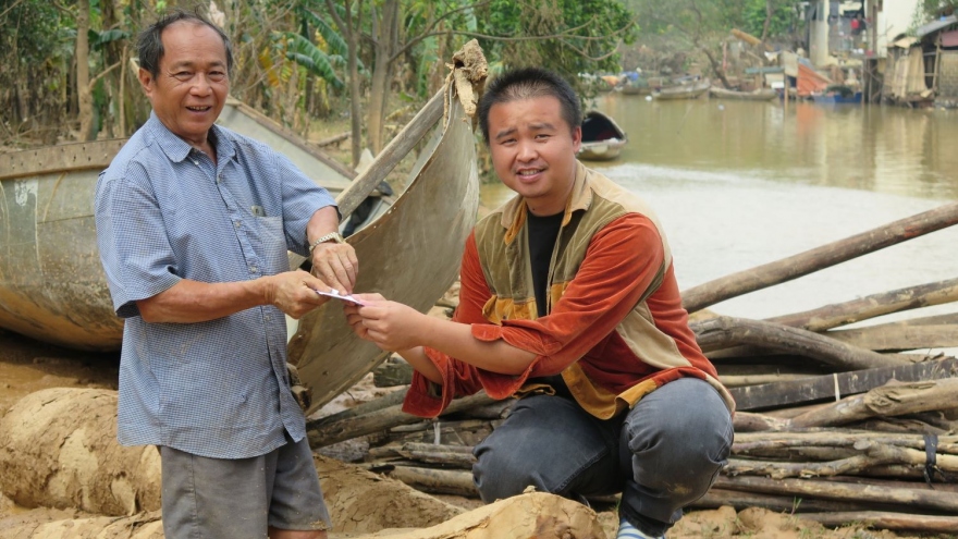 2 ông cháu bỏ lại nhà cửa, chèo đò ngược dòng nước lũ cứu hàng trăm người