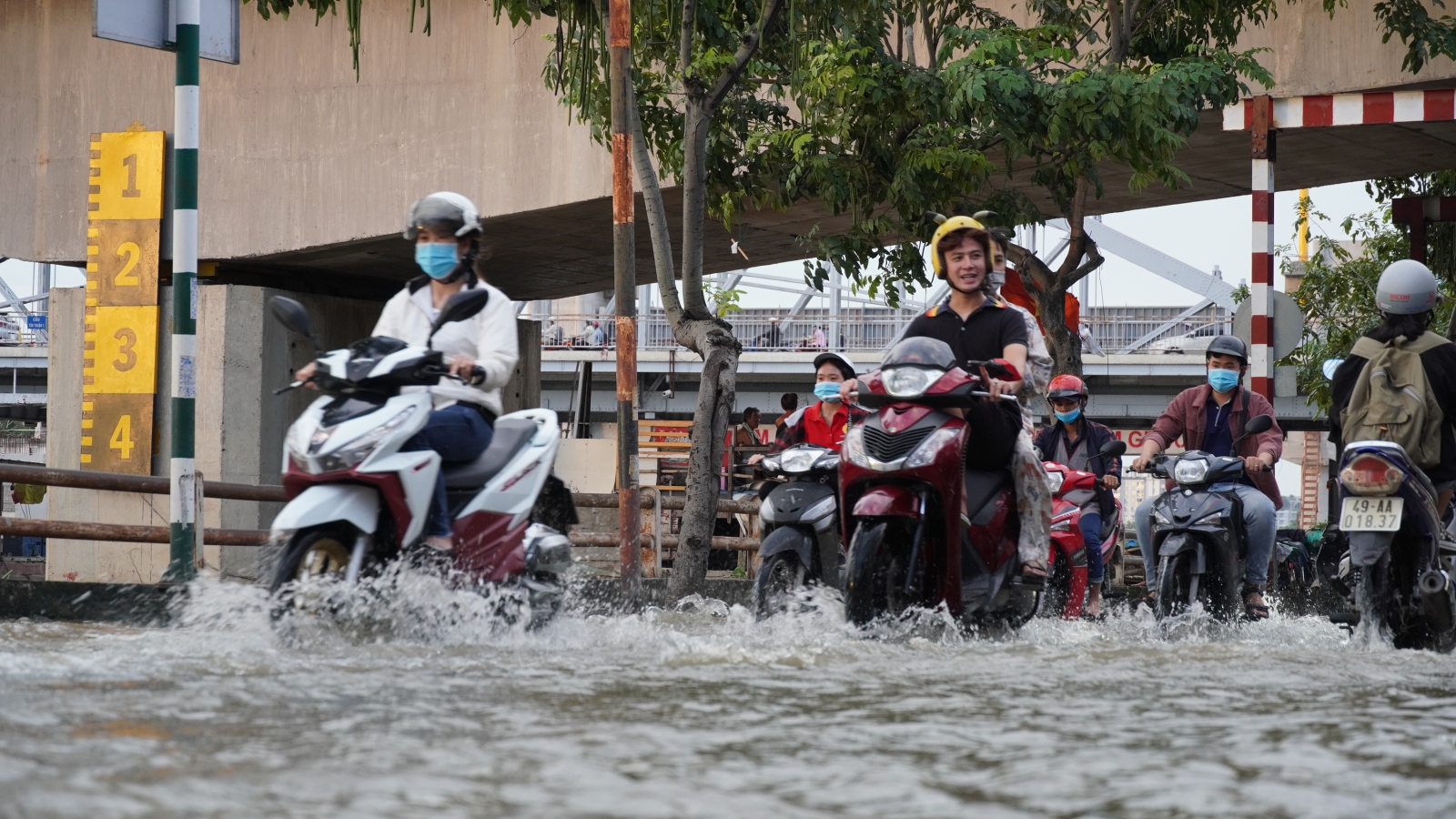 Triều cường đạt đỉnh, nhiều tuyến đường, nhà dân ở TPHCM ngập nặng