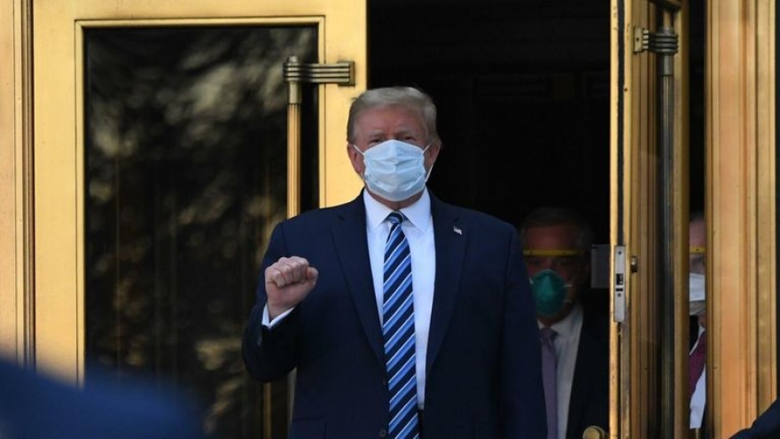 Video: Tổng thống Trump giơ nắm tay chào khi rời bệnh viện về Nhà Trắng