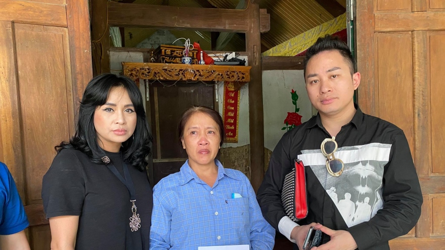 Tùng Dương - Thanh Lam nghẹn ngào tới thăm người dân vùng lũ Hà Tĩnh