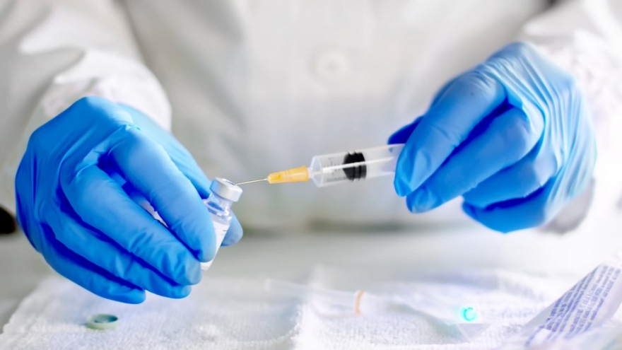 Việt Nam đặt mua vaccine Covid-19 của đối tác từ Nga và Anh