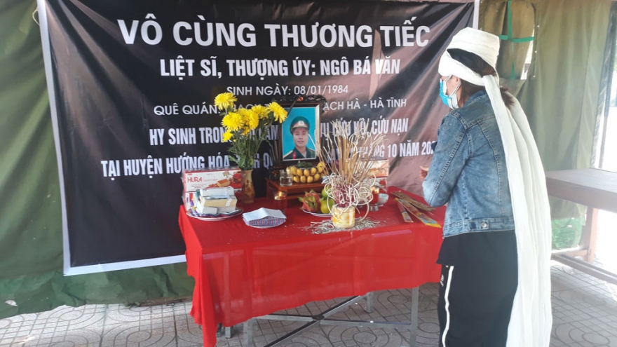 Vợ liệt sĩ Đoàn 337 nén đau thương chịu tang chồng tại khu cách ly