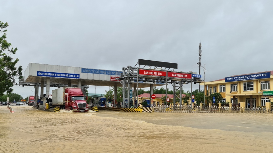 Nước lũ tràn qua Quốc lộ 1A, BOT ở Quảng Trị phải xả trạm