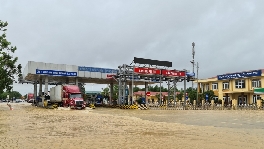 Nước lũ tràn qua Quốc lộ 1A, BOT ở Quảng Trị phải xả trạm 