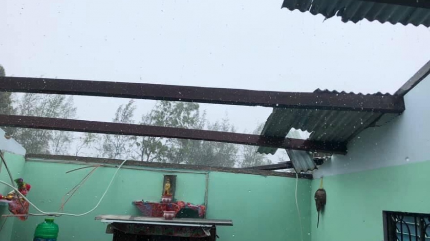 Lốc xoáy khiến hàng chục nhà dân ở Quảng Nam bị tốc mái