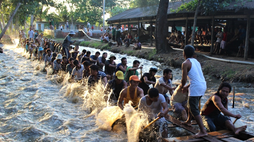 Đồng bào Khmer chuẩn bị cho lễ hội đua ghe Ngo 2020