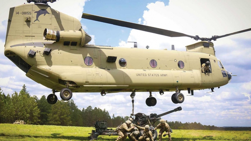 Kinh ngạc trước khả năng vận tải "đáng gờm" của trực thăng CH-47F Chinook