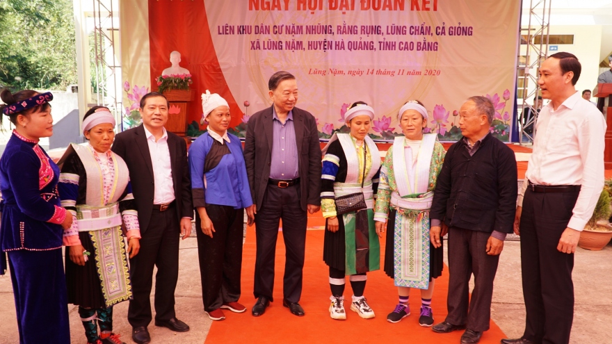 Bộ trưởng Bộ Công an dự ngày hội đại đoàn kết tại Cao Bằng