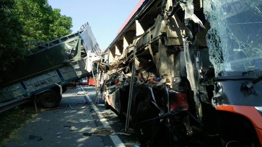 Xe tải tông ô tô khách khiến 4 người bị thương khi dừng khẩn cấp trên cao tốc 