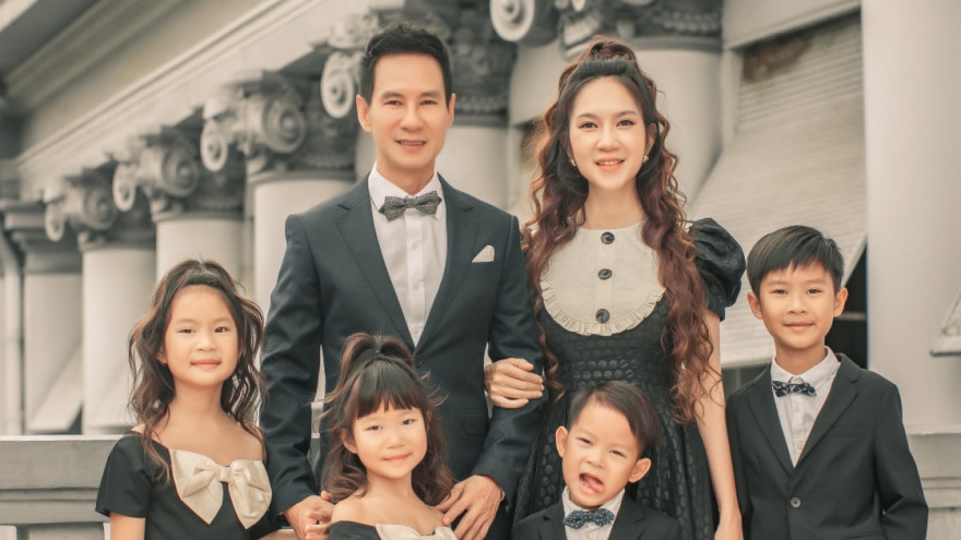 Lý Hải - Minh Hà cùng 4 con chụp ảnh kỷ niệm 10 năm ngày cưới