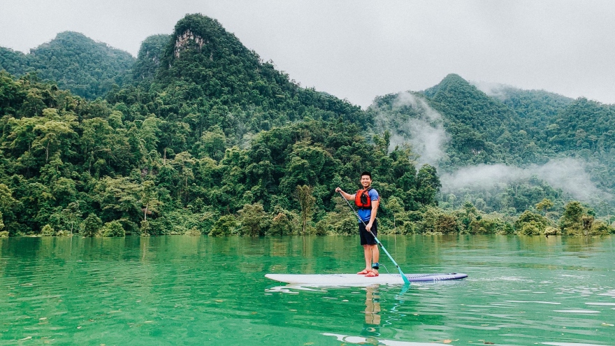 Độc đáo tour chèo thuyền trên nước lũ, lặn ngắm rừng ngập nước