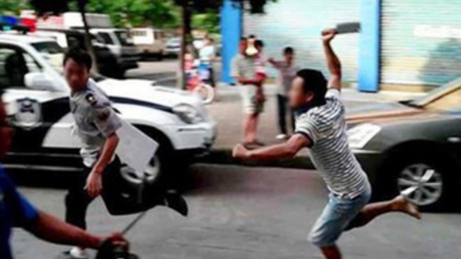 Chém vợ con và người trong khu phố rồi nhảy lầu tự tử