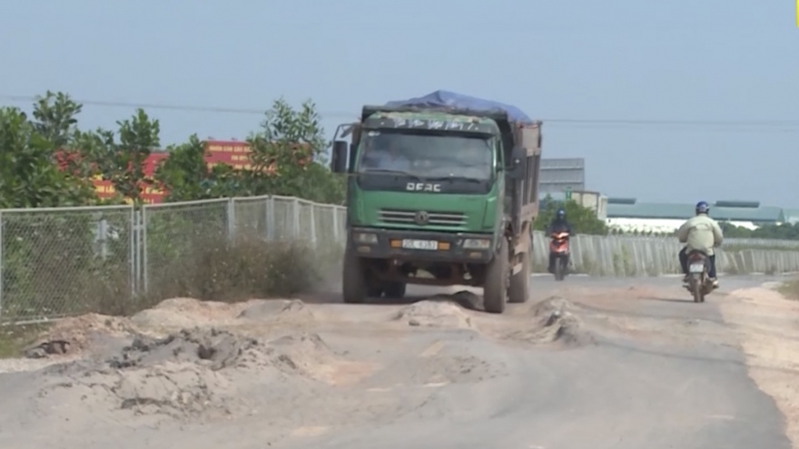 Video: Chủ đầu tư “bất lực” nhìn tuyến đường 60 tỷ bị xe chở đất “cày nát” ở Bắc Giang