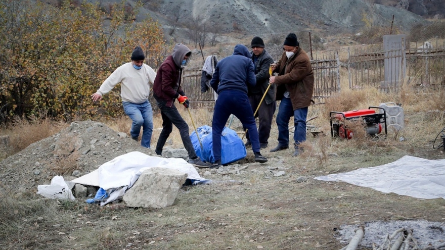 Ảnh: Người dân Armenia thu dọn, rút khỏi vùng lân cận Nagorno-Karabakh