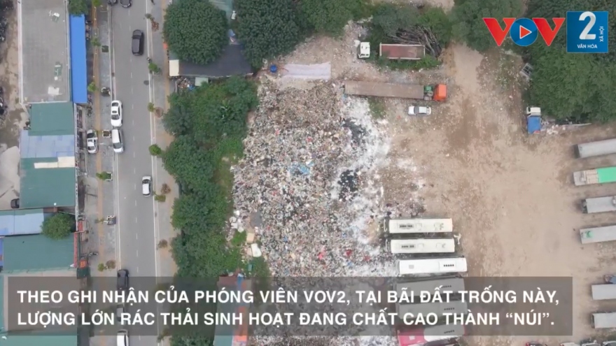 Hà Nội: “Núi rác” 500 tấn hôi thối giữa trung tâm quận Cầu Giấy