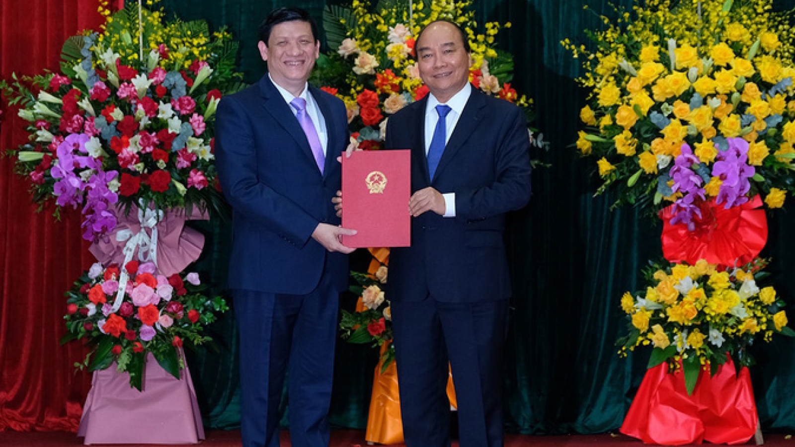 Thủ tướng trao Quyết định bổ nhiệm Bộ trưởng Bộ Y tế cho GS Nguyễn Thanh Long 
