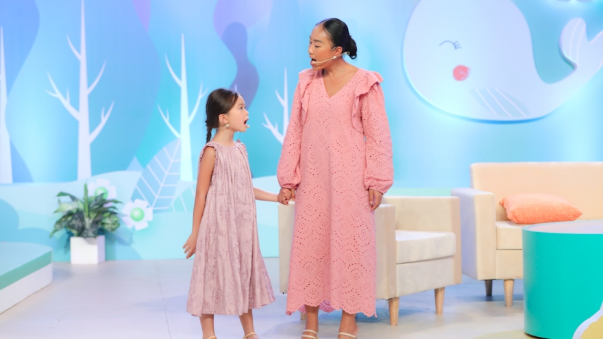 Đoan Trang song ca ngọt ngào cùng con gái 