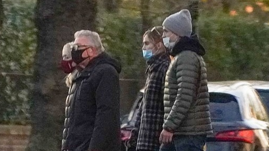 Robert Pattinson nắm tay bạn gái đi dạo cùng bố mẹ