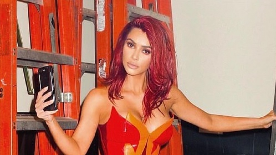 Kim Kardashian nhuộm tóc đỏ, diện đồ da bó sát khoe body nóng bỏng
