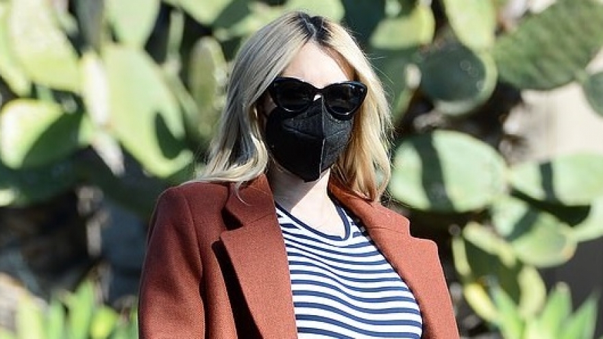 Emma Roberts khoe bụng bầu lớn đi mua sắm trong dịp Lễ tạ ơn
