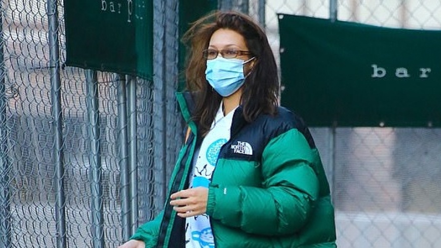 Bella Hadid buông tóc xõa, mặc đồ trẻ trung đi ăn trưa cùng bạn bè