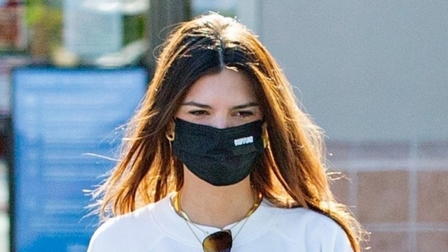 Emily Ratajkowski diện đồ thể thao che khéo bụng bầu khi đi mua sắm