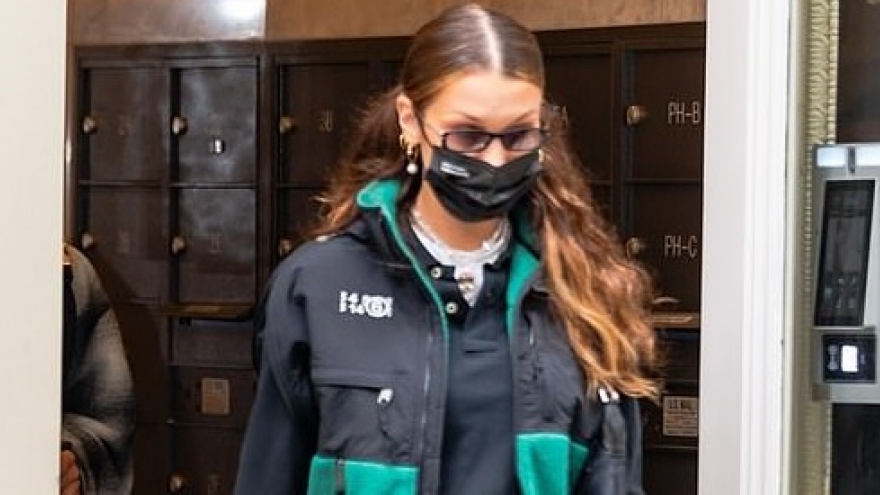 Bella Hadid buộc tóc hai bên trẻ trung ra phố