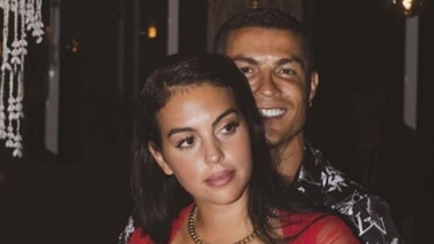 "Tình trẻ" của Ronaldo diện đầm đỏ rực khiêu vũ cùng bạn trai