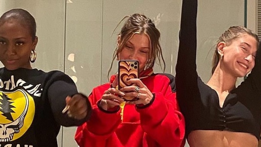 Hailey Baldwin khoe "eo con kiến", rạng rỡ chụp hình cùng bạn thân