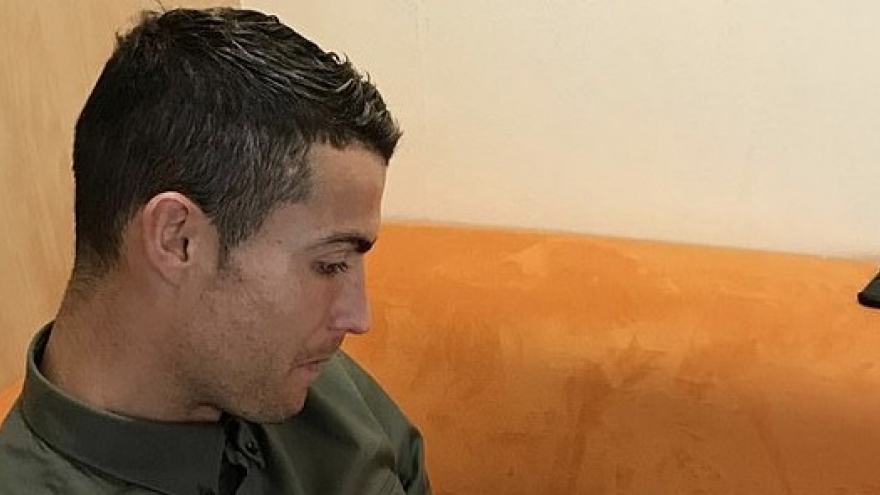 Bạn gái khoe ảnh C.Ronaldo căng thẳng cho con gái bú bình