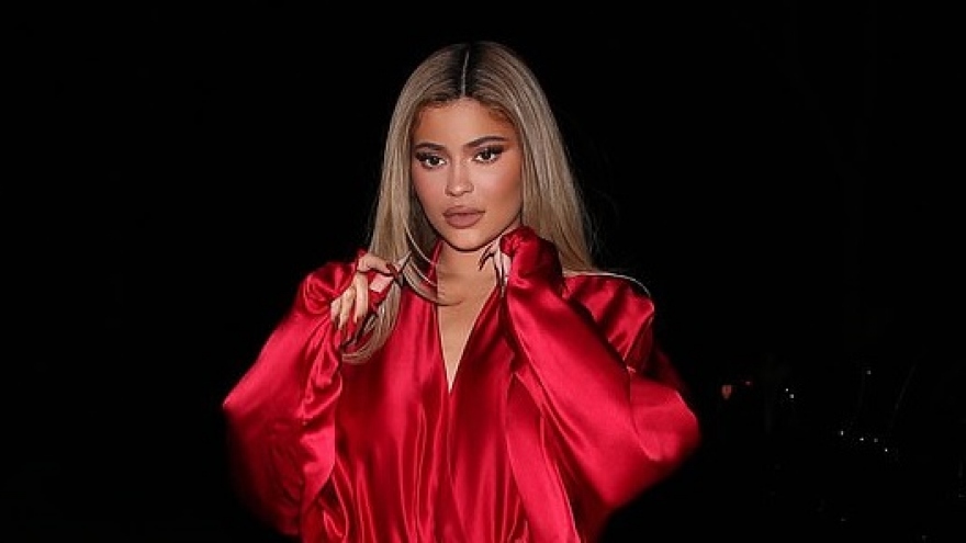 Kylie Jenner diện đồ nổi bật đi ăn tối cùng bạn bè