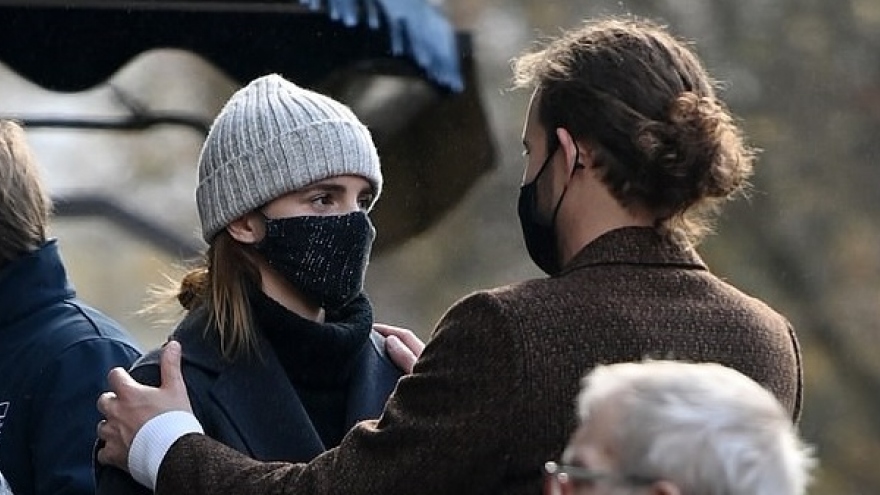 Nữ diễn viên "Harry Potter" Emma Watson công khai hẹn hò bạn trai trong công viên