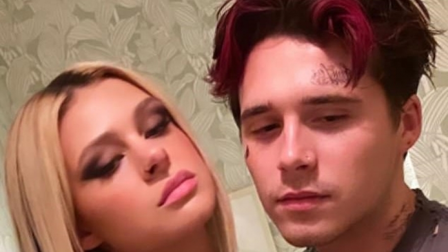 Cậu cả nhà Vic - Beck nhuộm tóc đỏ sánh đôi tình tứ bên bạn gái xinh đẹp